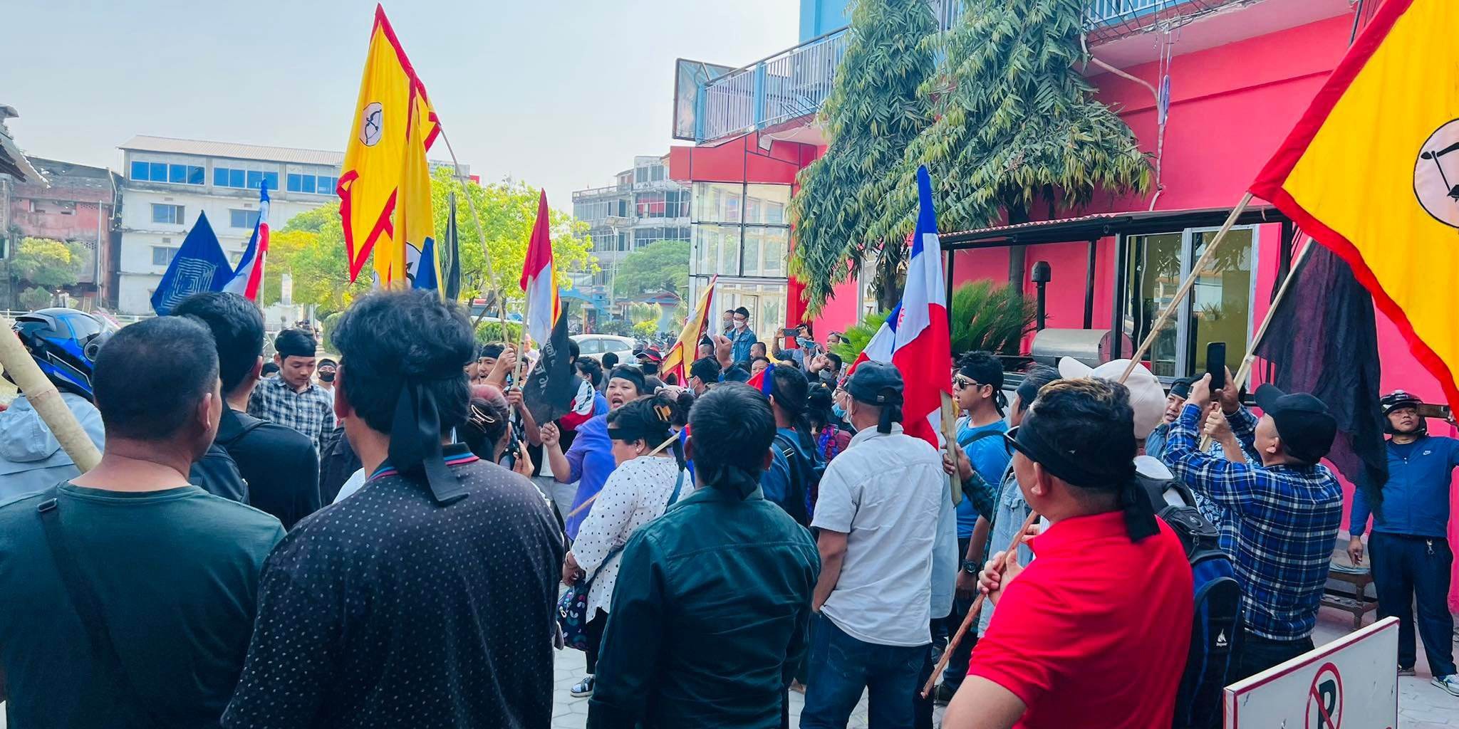 Protestors padlock Itahari sub-metropolis office