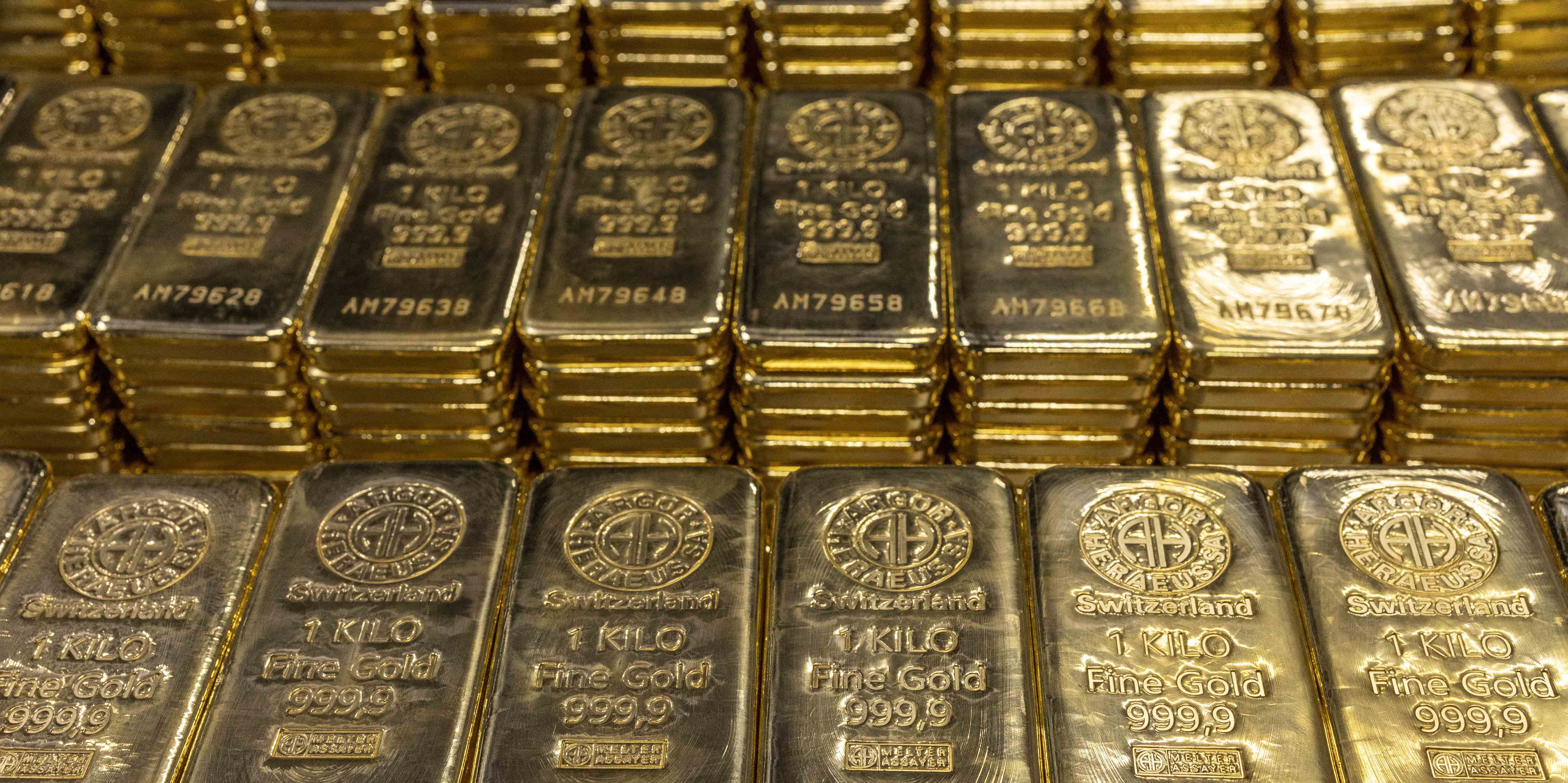Gold dearer by Rs 2,500 per tola this week