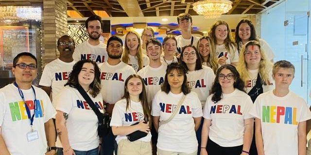 15 US students volunteering in Nepal