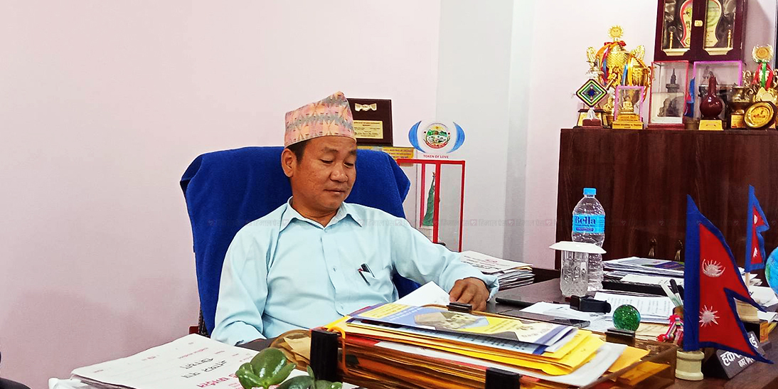 Dharan Mayor Sampang threatens journalist