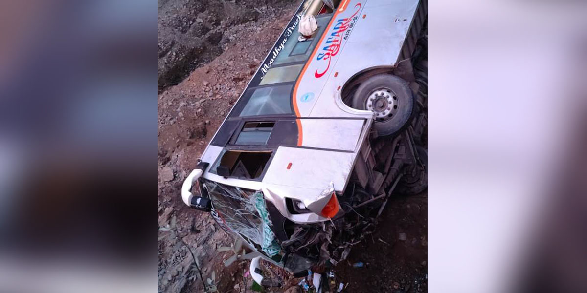 23 injured as bus falls of bridge