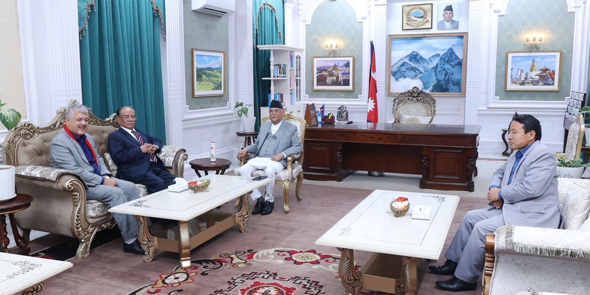 Maoist Center Chair Dahal meets PM Oli
