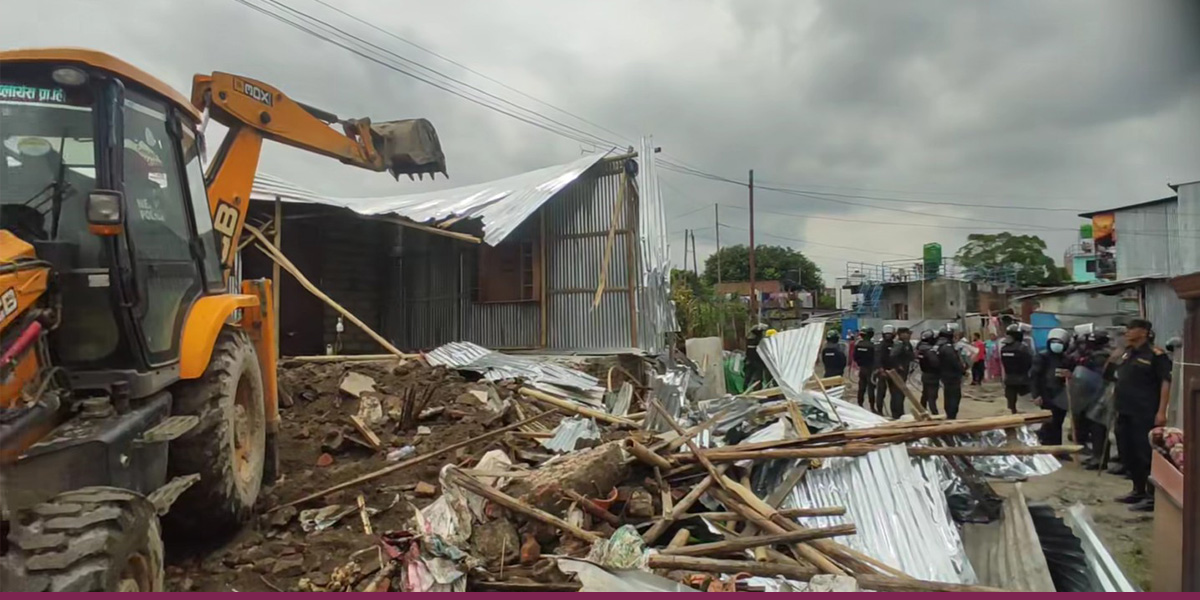 KMC razes illegal structures on Manohara banks