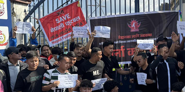 Footballers stage sit-in at ANFA demanding top-tier league