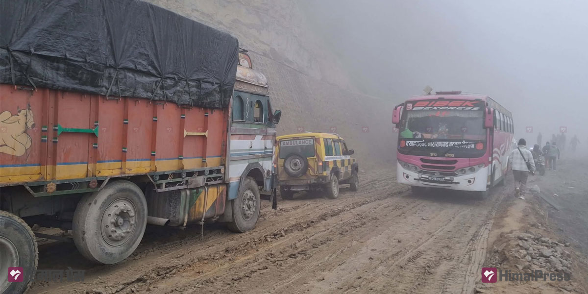 Traffic congestion in Daunne as cold wave makes road slippery [In Pictures]
