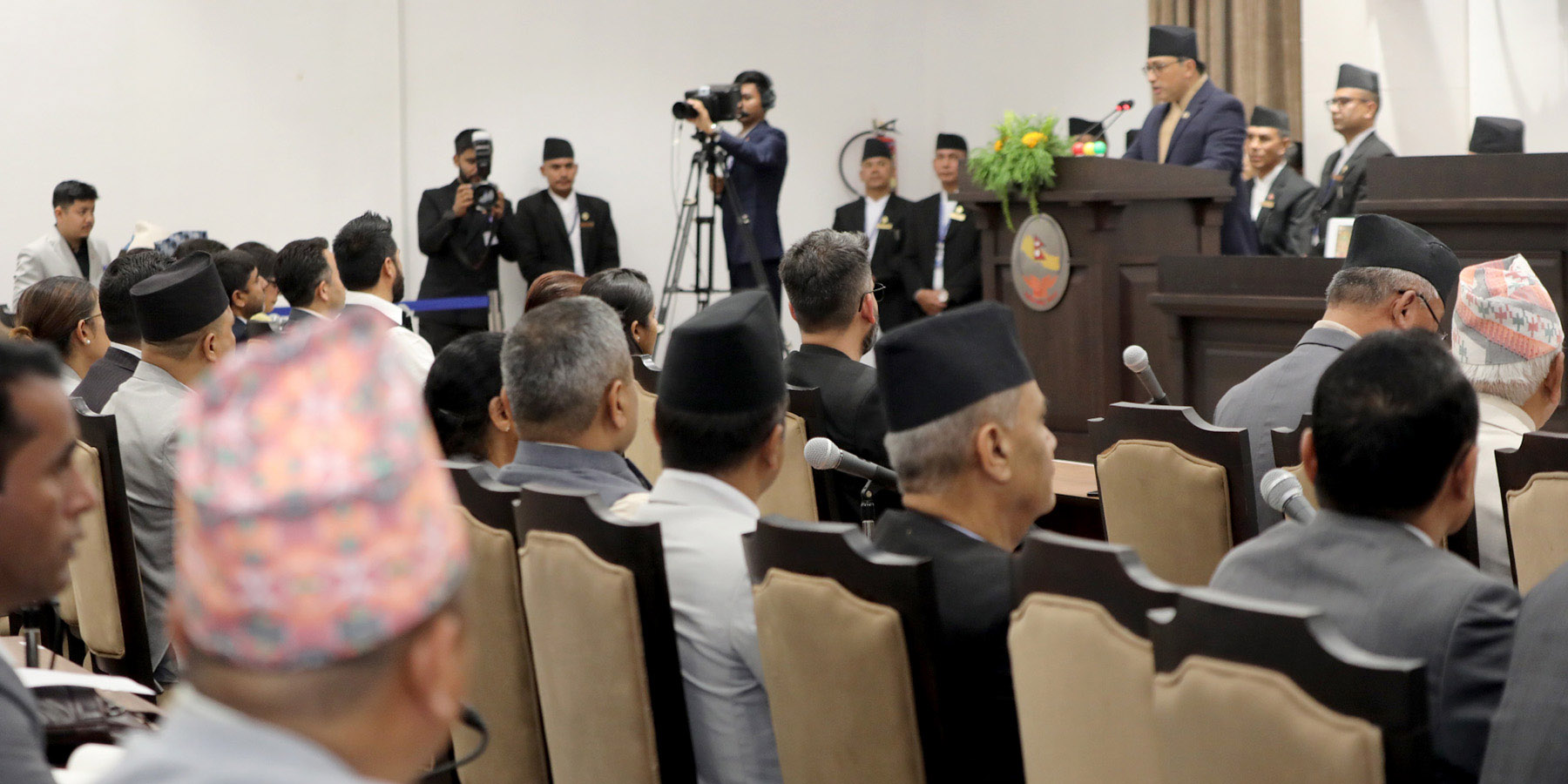 Govt to blacktop 1,000 km of roads, build 200 bridges