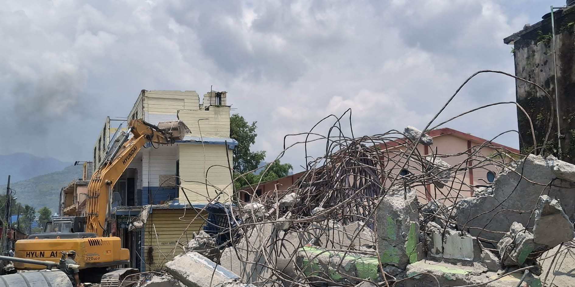 PMC starts removing illegal structures in Prithvichowk area